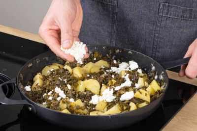 Feta zum Grünkohl bröseln
