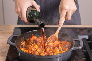 Rotwein dazugeben