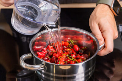 Hagebutten in Wasser kochen