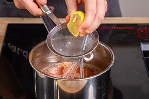 Zitronensaft dazugeben
