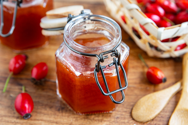 Hagebutten-Marmelade selber machen | Rezept - eat.de