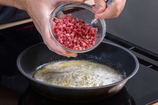 Speck in die Pfanne geben
