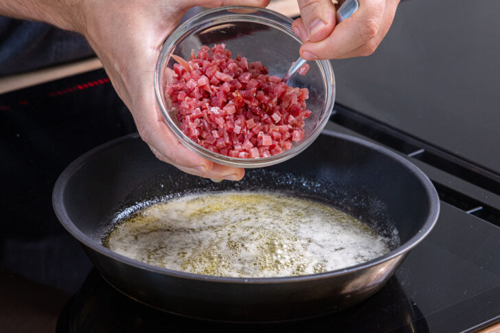 Speck in die Pfanne geben