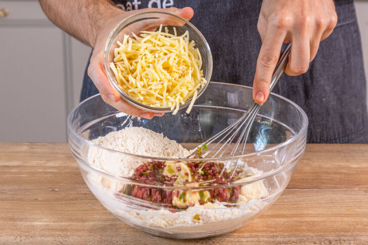 Käse zum Teig geben