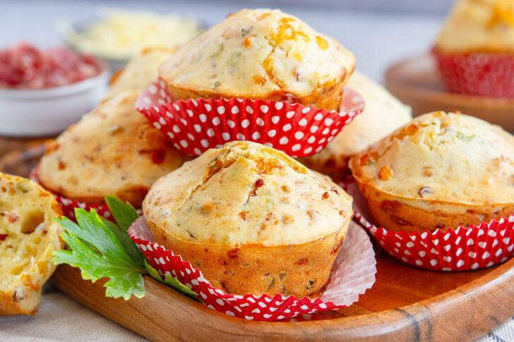 Herzhafte Muffins mit Speck und Zwiebeln