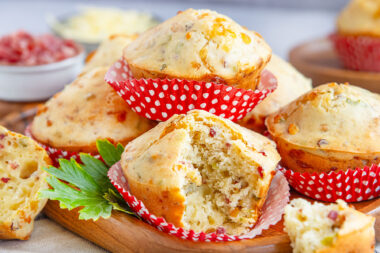 Herzhafte Muffins mit Speck und Zwiebeln
