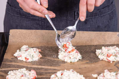 Hüttenkäse-Masse auf Backblech verteilen