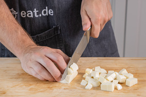 Mozzarella würfeln
