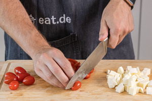 Kirschtomaten halbieren