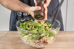 Italienischen Nudelsalat mit Rucola würzen
