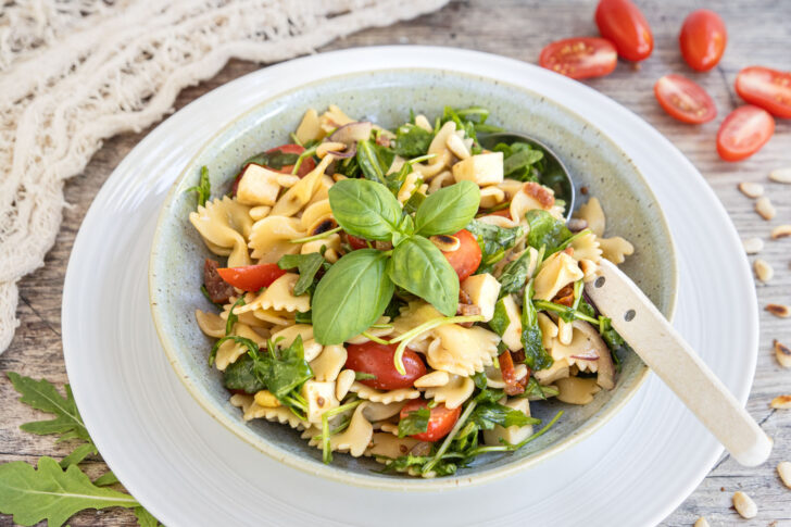 Italienischer Nudelsalat mit Rucola