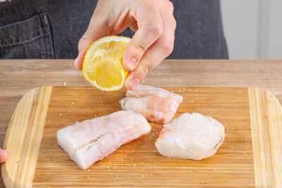 Fisch mit Zitronensaft beträufeln