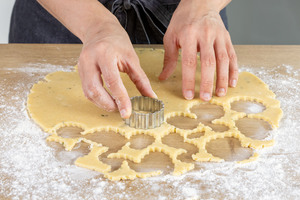 Käseplätzchen ausstechen