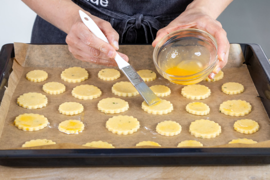 Käseplätzchen mit Eigelb bestreichen