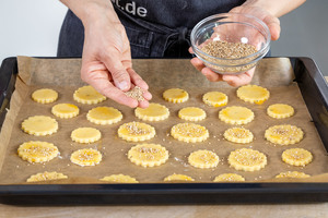 Sesam auf die Käseplätzchen streuen