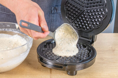 Teig in das Waffeleisen geben