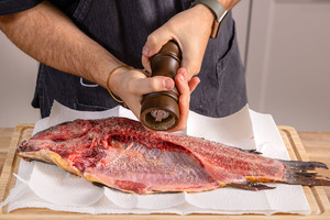 Karpfen mit Salz und Pfeffer würzen