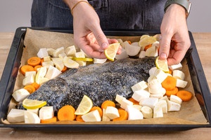 Zitronen aufs Blech geben