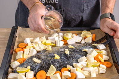 Weißwein aufs Blech geben