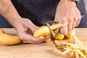 Kartoffeln schälen
