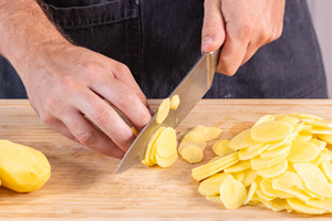 Kartoffeln fein schneiden