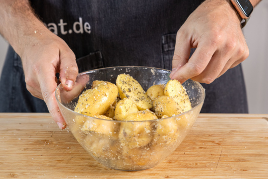 Kartoffeln würzen und durchmischen