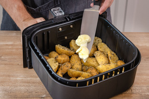 Knoblauch in Frittierkorb geben