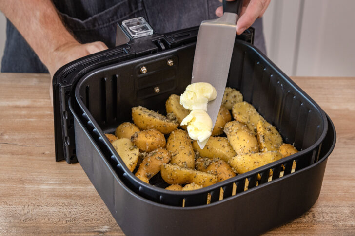 Knoblauch in Frittierkorb geben