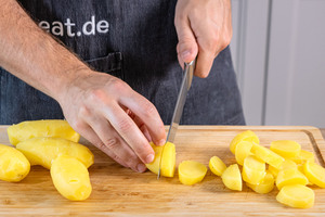 Kartoffeln in Scheiben schneiden