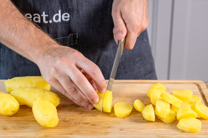 Kartoffeln in Scheiben schneiden