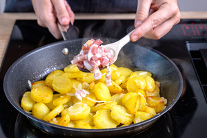 Bauchspeck zu Kartoffeln geben