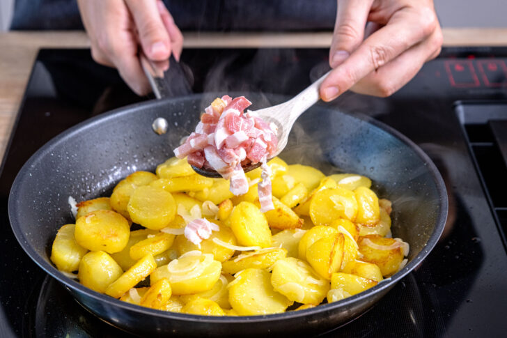 Bauchspeck zu Kartoffeln geben