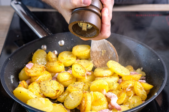 Knusprige Bratkartoffeln mit Pfeffer und Salz würzen