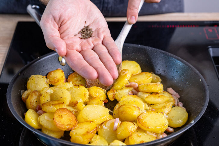 Knusprige Bratkartoffeln mit Kümmel würzen