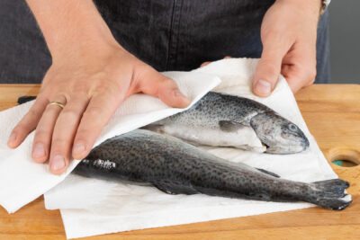 Fisch waschen und trocken tupfen