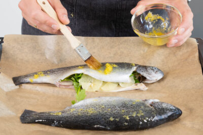 Forellen mit der Marinade einstreichen