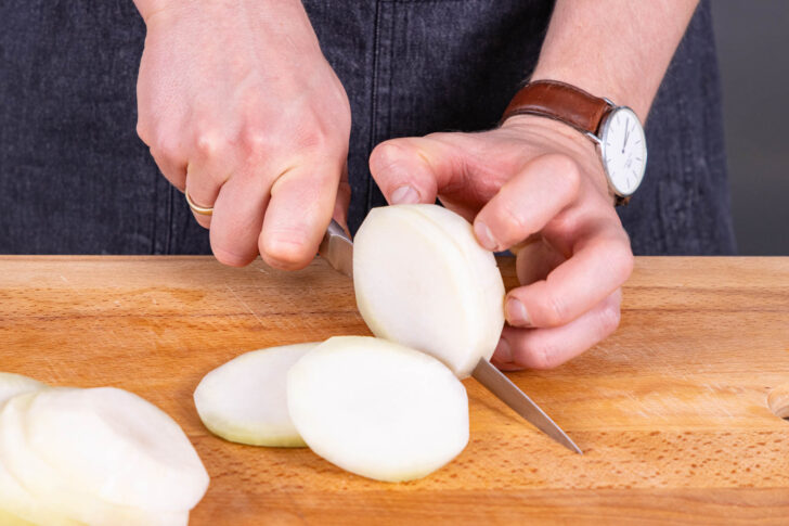 Kohlrabi in Scheiben schneiden