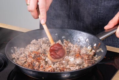 Tomatenmark dazugeben