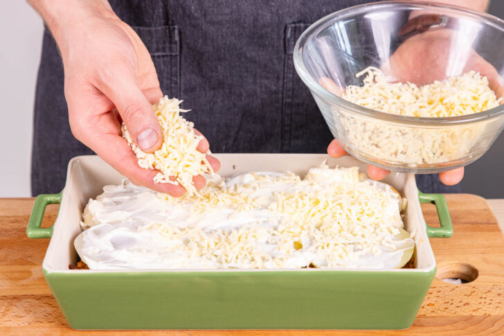 Kohlrabi-Hackfleisch-Auflauf mit Käse bedecken