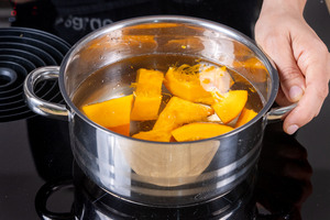 Kürbisstücke kochen