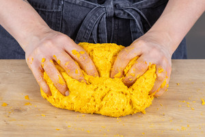Kürbisbrot-Teig mit den Kürbisraspeln verkneten