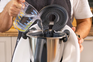 Wasser in den Mixtopf gießen