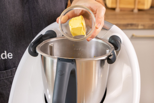 Zucker in den Mixtopf geben