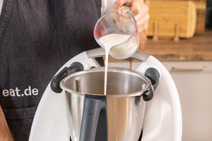 Hefe-Milch in den Mixtopf gießen