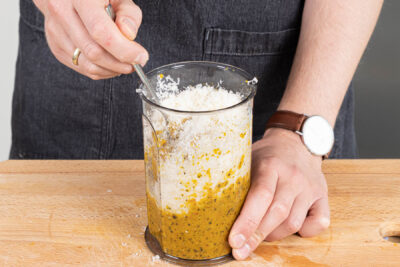 Parmesan unter das Kürbispesto rühren