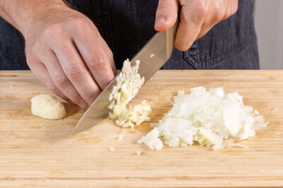 Knoblauch und Zwiebel schneiden