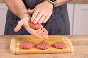 Patties für Mini-Burger formen