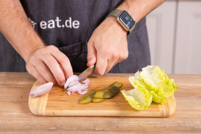 Zwiebel klein schneiden