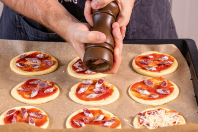 Mini-Pizzen würzen