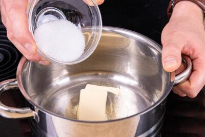 Zucker zu Butter geben